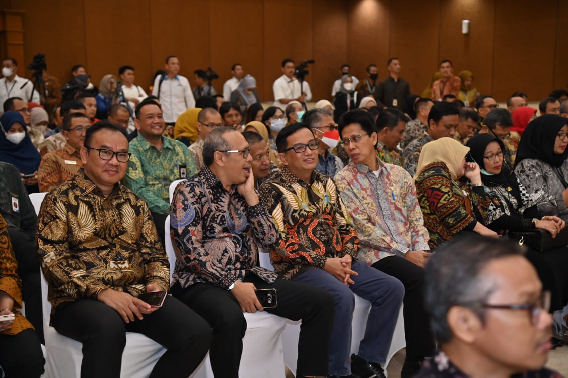 Plt. Sekretaris Utama Rustian (ketiga dari kiri) dan Inspektorat III BNPB Safeul Alam (keempat dair kiri) turut menghadiri Penyerahan Laporan Hasil Pemeriksaan BPK RI atas Laporan Keuangan Kementerian/Lembaga Tahun Anggaran 2022 yang dihelat di Gedung BPK RI, Jakarta pada Senin (10/7).